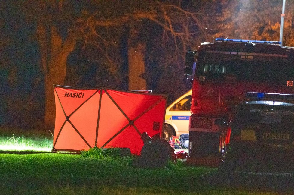 Rodinná tragédie ve Lhotě u Příbramě. Z rybníka vylovili mrtvá těla dědečka, jeho syna a vnoučka.