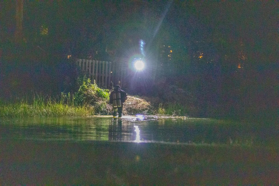 V rybníku u Příbrami se utopili tři lidé! Jejich těla našli v noci na hladině