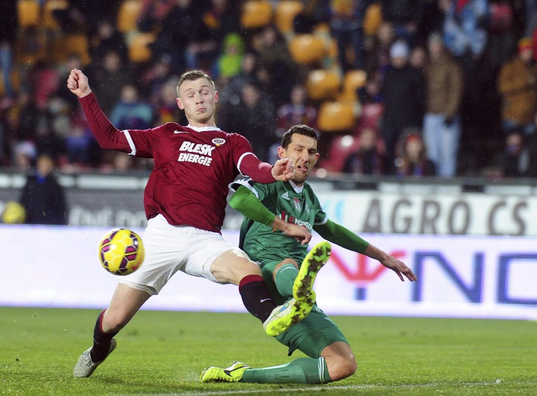 Jakub Brabec se snaží zahrát balon do bezpečí.