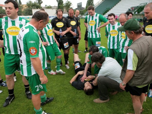 V roce 2008 si Přibyl utrhl stehení sval, vzpomínal, že tehdy mu zapadl dokonce jazyk