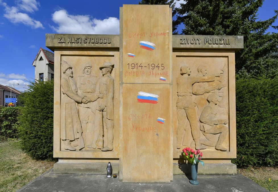 Poškozený pomník v Přibyslavi (9.8.2022)