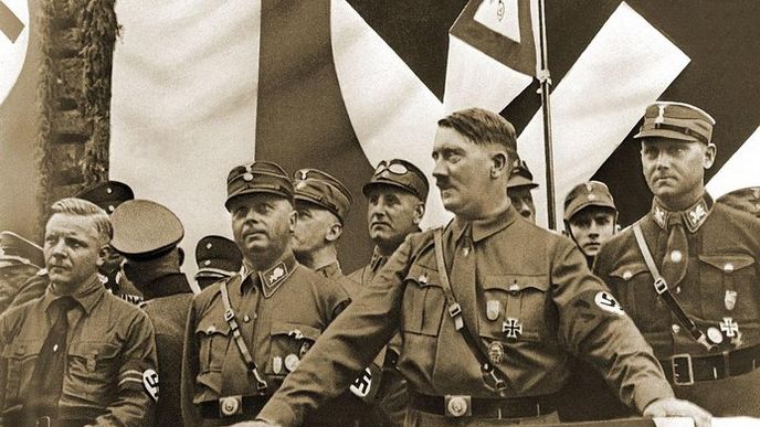 Příčinou vzestupu Hitlera k moci nebyl versailleský systém a válečné reparace, ale neschopnost Němců uznat porážku v první světové válce, píše kniha