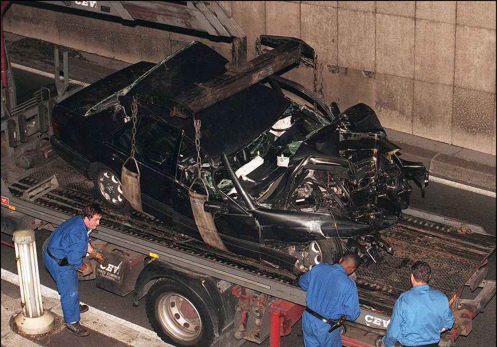 Černý Mercedes S280 náraz v tunelu Alma naprosto zdemoloval. Přežil jen bodyguard, zřejmě díky bezpečnostním pásům.