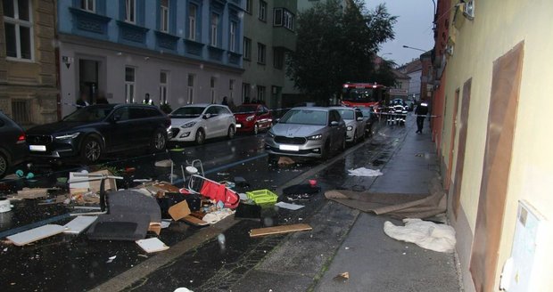 Muž (52) vyhazoval v centru Brna věci z okna. Kupodivu nikho nezranil.