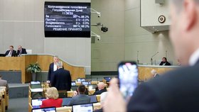 Hlasování v dumě o přitvrzení proti gayům: 397 pro, 0 proti (24. 11. 2022).