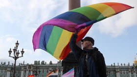 Pochod Pride v Petrohradě, 2017. Dnes už jsou takové zakázané.