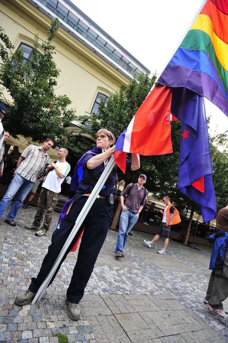 Vlajky, transparenty a zaznívající hesla - to je pohchod homosexualů