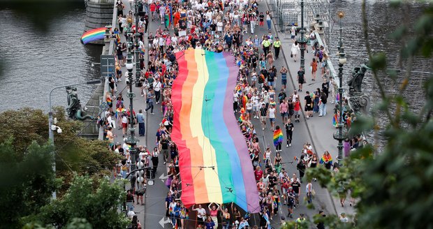 Další útok na gaye v Bratislavě: Za pusu v restauraci byli napadeni a ponižování! Manažer podniku se jich nezastal