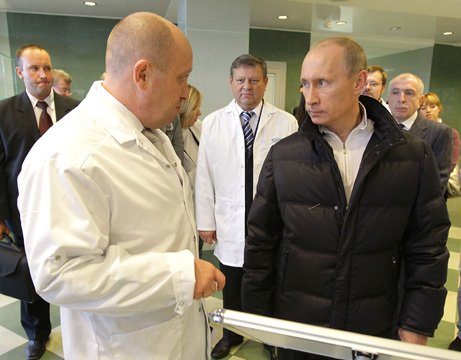Vladimir Putin coby premiér na exkurzi ve firmě Concord Jevgenije Prigožina (2010).