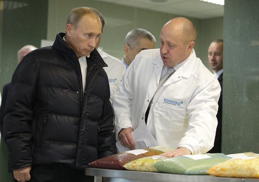 Vladimir Putin coby premiér na exkurzi ve firmě Concord Jevgenije Prigožina (2010).