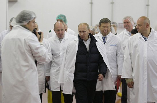 Vladimir Putin coby premiér na exkurzi ve firmě Concord Jevgenije Prigožina (2010).