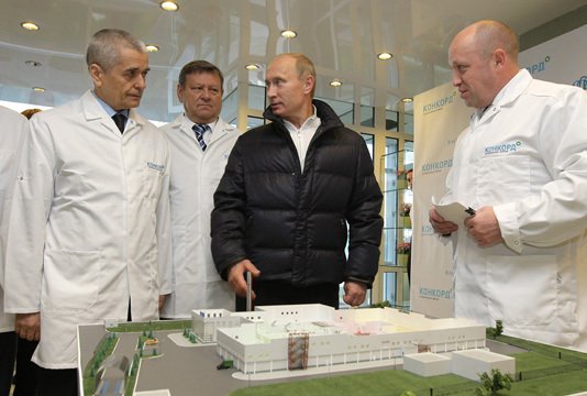 Vladimir Putin coby premiér na exkurzi ve firmě Concord Jevgenije Prigožina (2010).