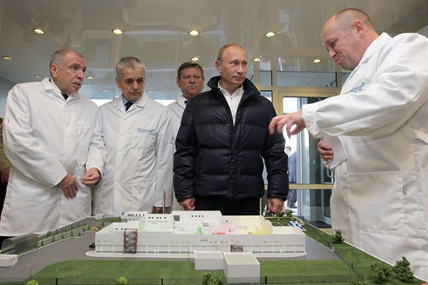 Vladimir Putin coby premiér na exkurzi ve firmě Concord Jevgenije Prigožina (2010).