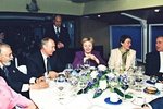 Bushovi a Putinovi na večeři v Prigožinově plovoucí restauraci New Island v Petrohradě (2002)