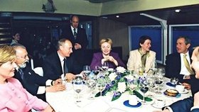 Bushovi a Putinovi na večeři v Prigožinově plovoucí restauraci New Island v Petrohradě (2002)