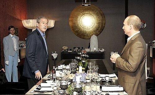 George W. Bush na večeři s V. Putinem při summitu G8 u Petrohradu (červenec 2006).