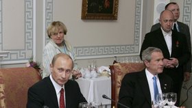 Summit G8 u Petrohradu: Bushe s Putinem obsluhoval Jevgenij Prigožin (2006).