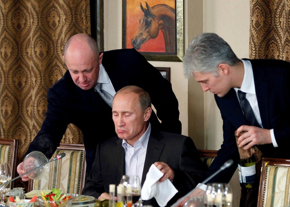 Prigožin obsluhoval i Putina (listopad 2011).