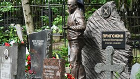 Prigožinův hrob se sochou na hřbitově v Petrohradu