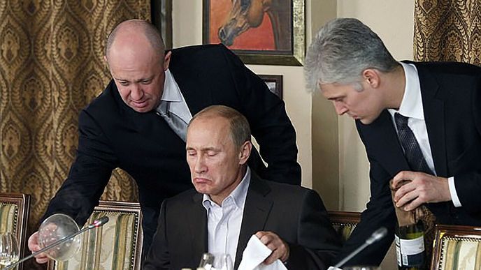 Jevgenij Prigožin pomáhal servírovat jídlo Vladimiru Putinovi v roce 2011. Nyní mu „kuchař“ podle vtipálků připravil méně stravitelný pokrm.