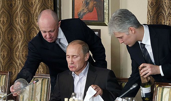 Jevgenij Prigožin pomáhal servírovat jídlo Vladimiru Putinovi v roce 2011. Nyní mu „kuchař“ podle vtipálků připravil méně stravitelný pokrm.