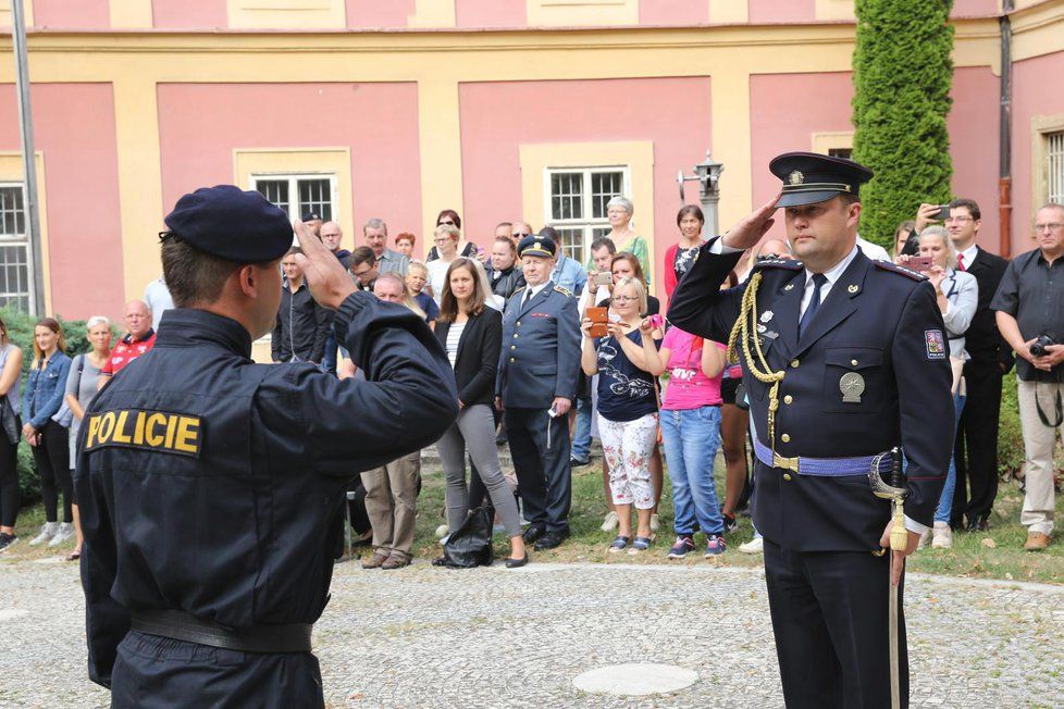 V Muzeu Policie ČR byli při slavnostní ceremonii přijati noví příslušníci policie. Jejich starší kolegové byli odměněni za věrnost.
