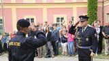 Pražští policisté přivítali nové kolegy. Při ceremoniálu byli odměněni i veteráni za věrnost