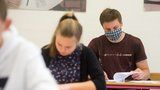 Přijímací zkoušky na vysoké školy v Praze: Buď posunou termín nebo proběhnou distančně