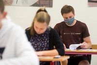 Přijímací zkoušky na vysoké školy v Praze: Buď posunou termín nebo proběhnou distančně