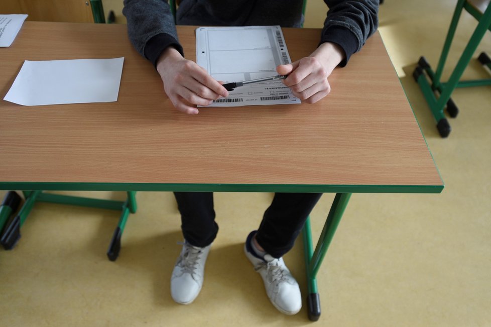 Ačkoli uchazeči skládají v ČR od loňského roku na všechny maturitní obory jednotné přijímací zkoušky, které organizuje Cermat, o podmínkách přijetí žáků stále rozhoduje každý ředitel střední školy.