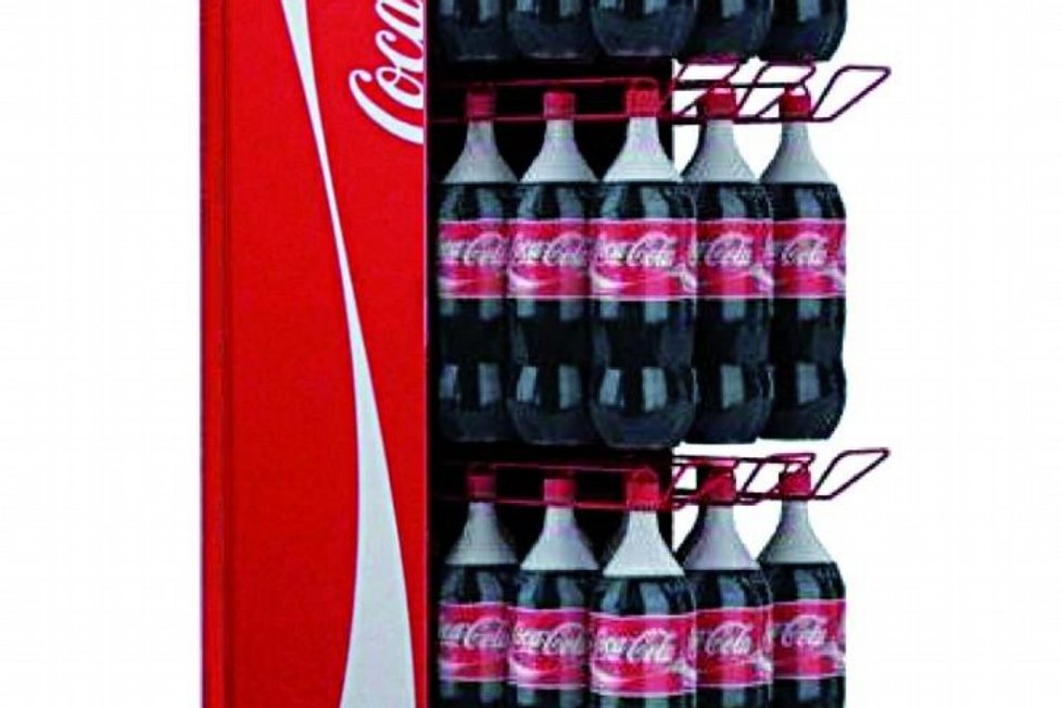 Příklad POP stojanu Coca-Cola vzbuzujícího zdání nesnadné manipulace s produkty, resp. s láhvemi neobvykle zavěšenými za hrdla na hácích.