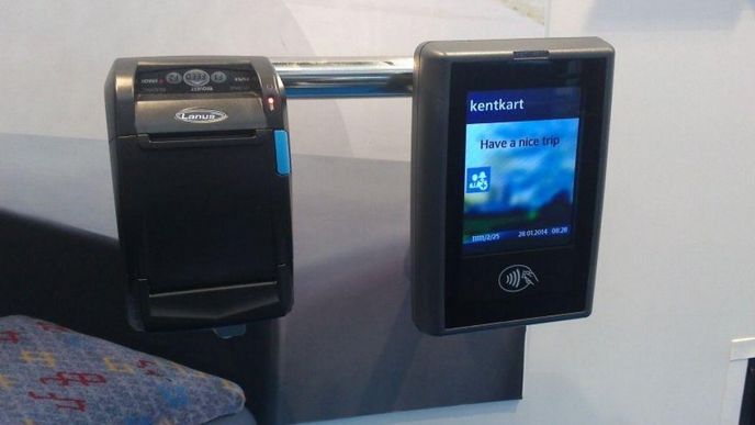 Příklady technického řešení akceptace a kontroly pasažérů a jejich jízdenek na chytrých kartach či mobilních telefonech s NFC