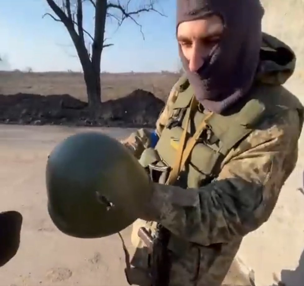 Ukrajinci ukazují nekvalitní ruské přilby