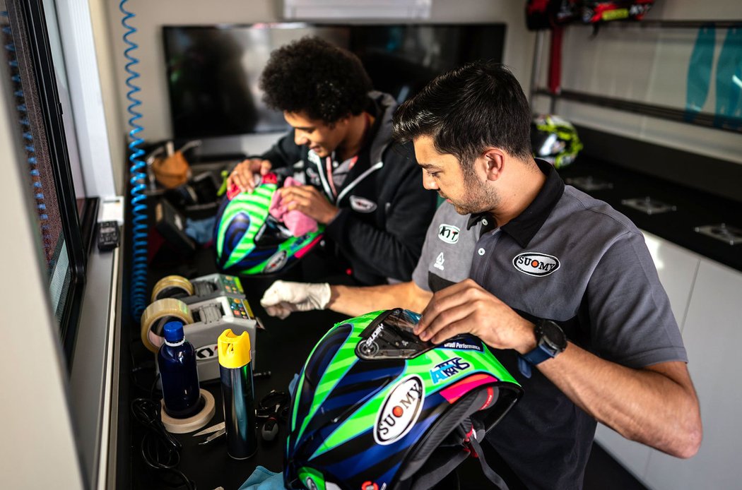 Každý výrobce v MotoGP poskytuje svým závodníkům servis na všech závodech