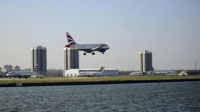 Přílet linky British Airways z New Yorku na londýnské letiště City