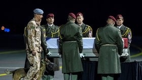Armádní speciál dopravil na letiště Praha-Kbely 24. října 2018 z Afghánistánu do Česka tělo zastřeleného vojáka Tomáše Procházky