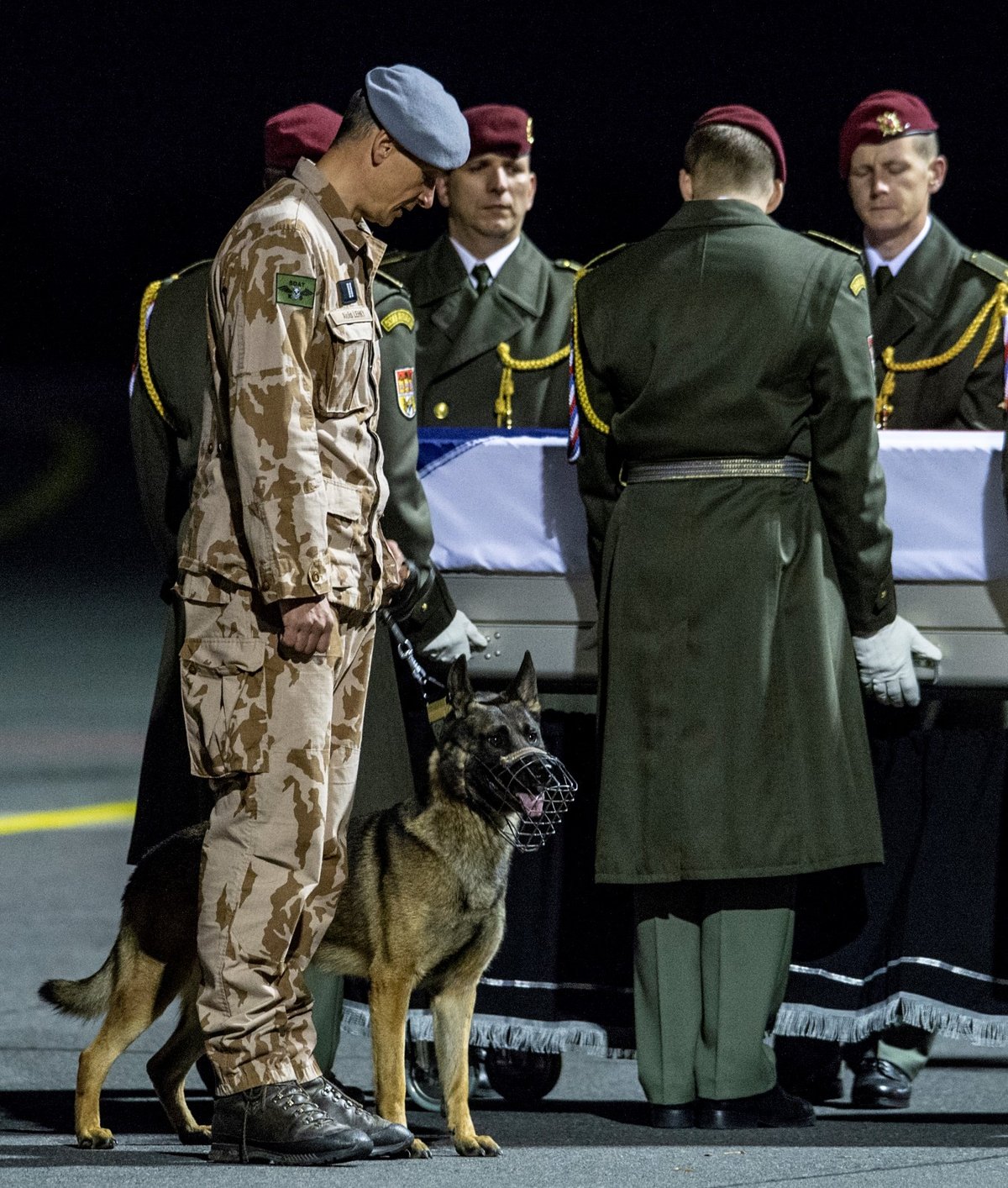 Armádní speciál dopravil na letiště Praha-Kbely 24. října 2018 z Afghánistánu do Česka tělo zastřeleného vojáka Tomáše Procházky