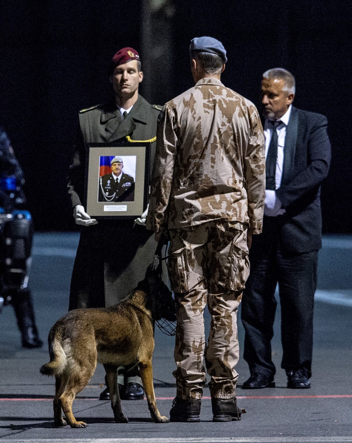 Armádní speciál dopravil na letiště Praha-Kbely 24. října 2018 z Afghánistánu do Česka tělo zastřeleného vojáka Tomáše Procházky