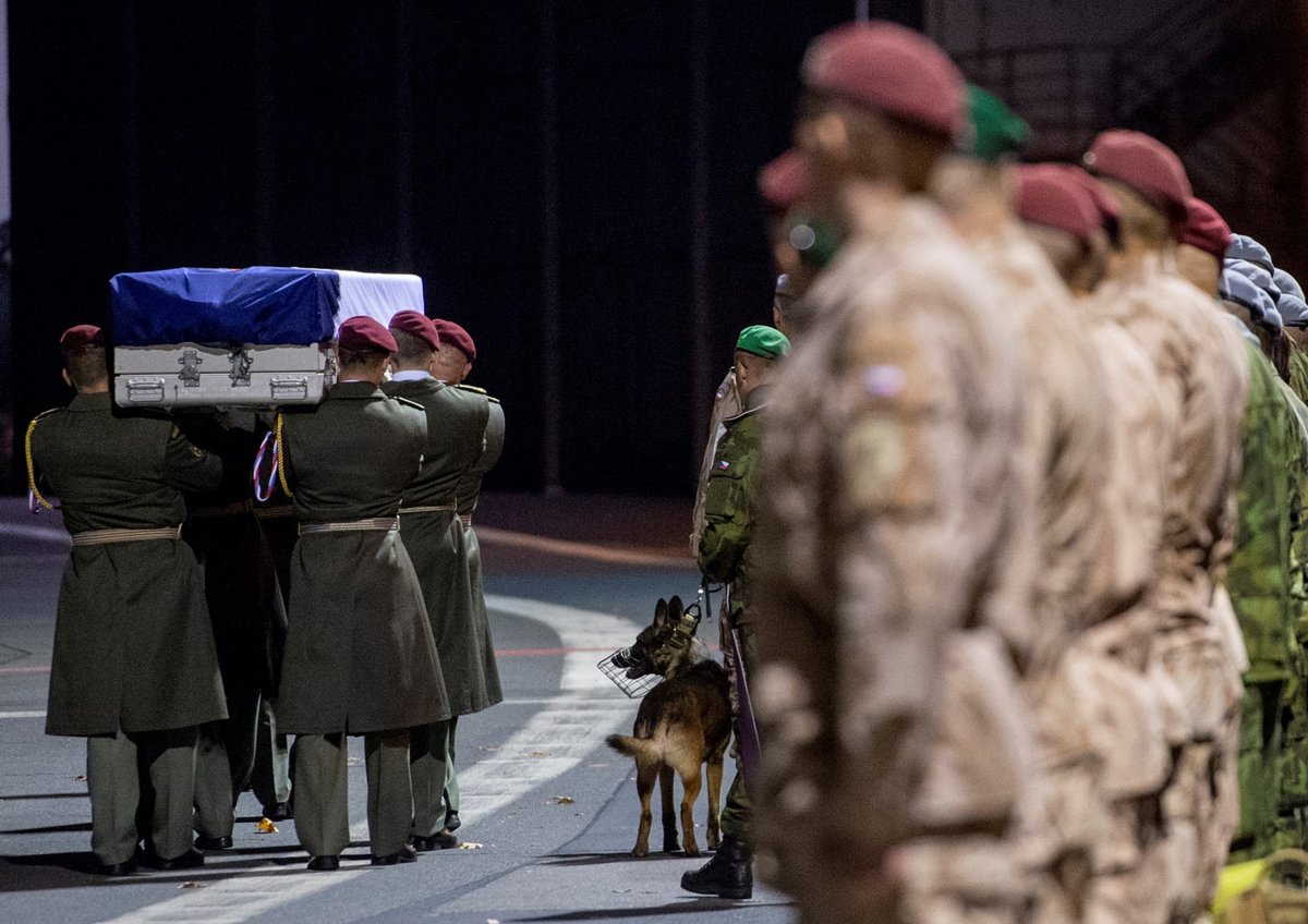 Armádní speciál dopravil na letiště Praha-Kbely 24. října 2018 z Afghánistánu do Česka tělo zastřeleného vojáka Tomáše Procházky