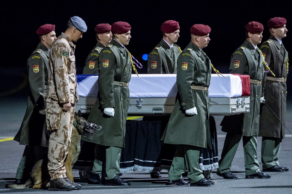 Armádní speciál dopravil na letiště Praha-Kbely 24. října 2018 z Afghánistánu do Česka tělo zastřeleného vojáka Tomáše Procházky