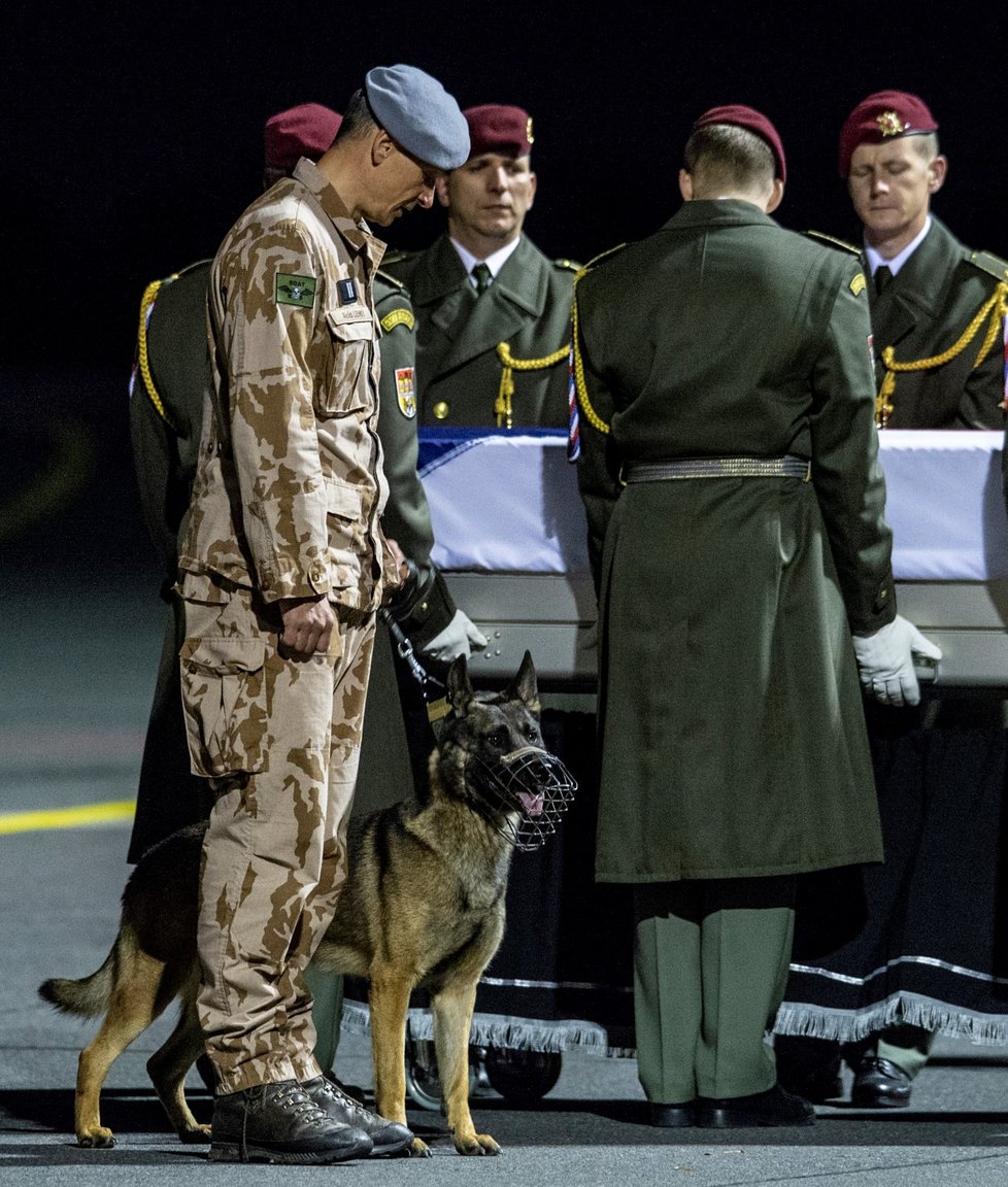 Armádní speciál dopravil na letiště Praha-Kbely 24. října 2018 z Afghánistánu do Česka tělo zastřeleného vojáka Tomáše Procházky.