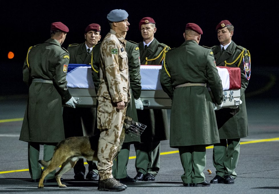 Armádní speciál dopravil na letiště Praha-Kbely 24. října 2018 z Afghánistánu do Česka tělo zastřeleného vojáka Tomáše Procházky.