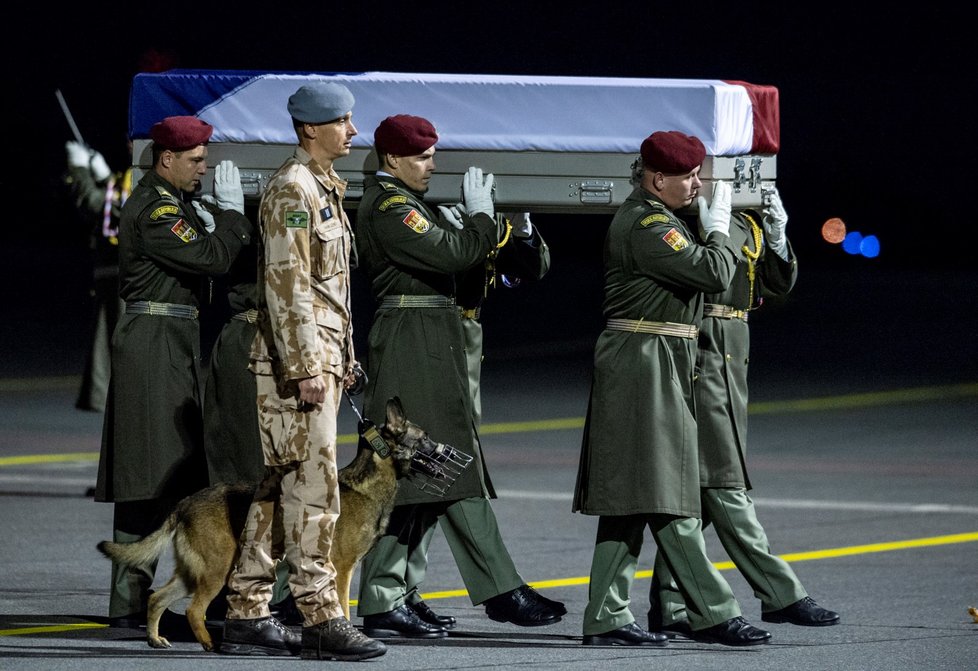 Armádní speciál dopravil na letiště Praha-Kbely 24. října 2018 z Afghánistánu do Česka tělo zastřeleného vojáka Tomáše Procházky