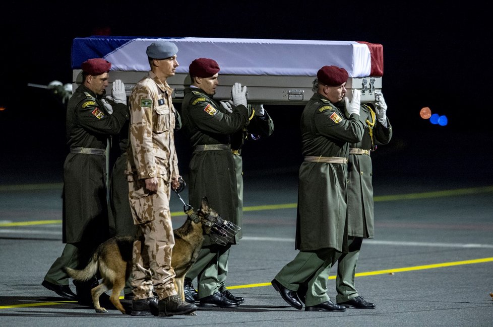 Armádní speciál dopravil na letiště Praha-Kbely 24. října 2018 z Afghánistánu do Česka tělo zastřeleného vojáka Tomáše Procházky