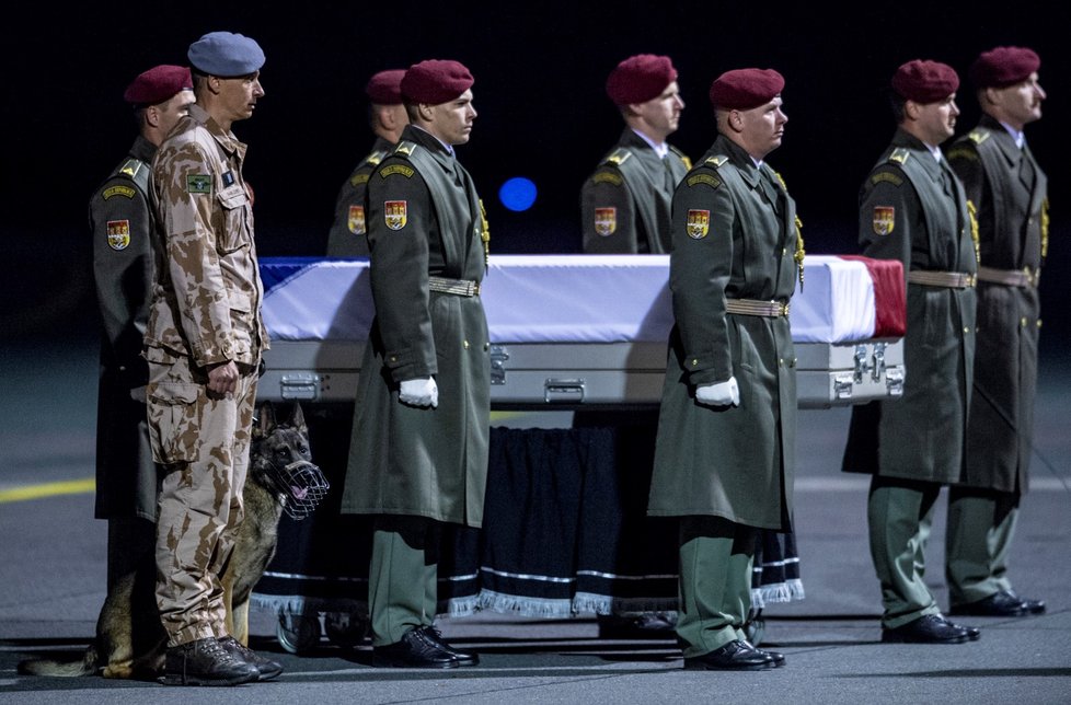 Armádní speciál dopravil na letiště Praha-Kbely 24. října 2018 z Afghánistánu do Česka tělo zastřeleného vojáka Tomáše Procházky.