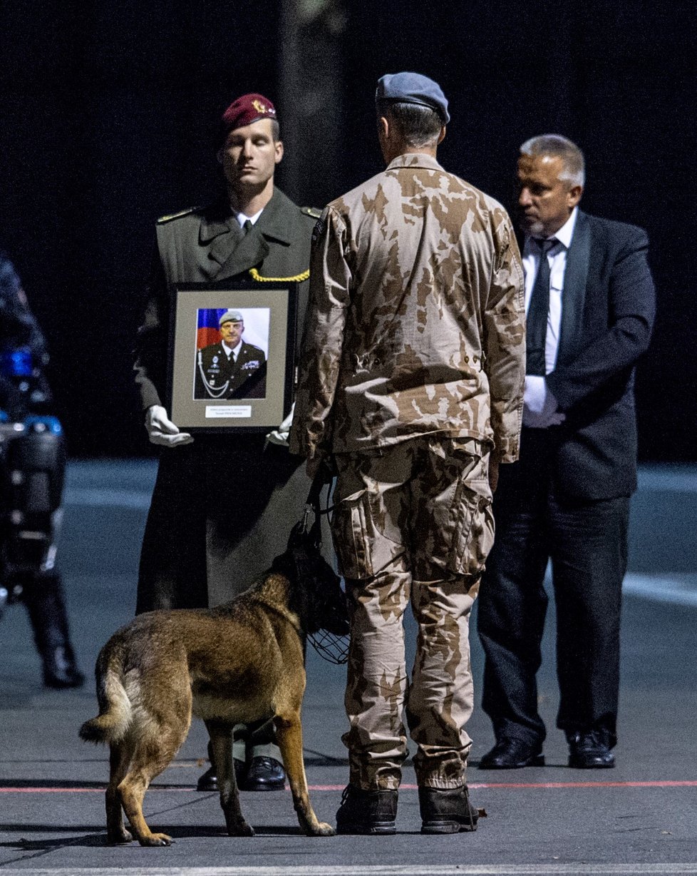 Armádní speciál dopravil na letiště Praha-Kbely 24. října 2018 z Afghánistánu do Česka tělo zastřeleného vojáka Tomáše Procházky.