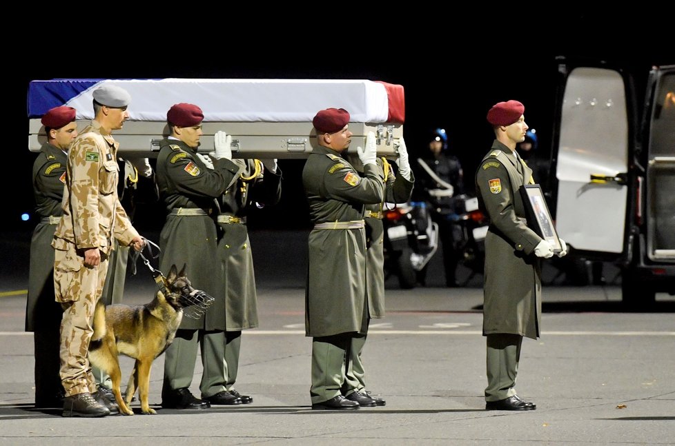 Armádní speciál dopravil na letiště Praha-Kbely 24. října 2018 z Afghánistánu do Česka tělo zastřeleného vojáka Tomáše Procházky