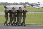 Čestná stráž přináší rakve s ostatky padlých vojáků