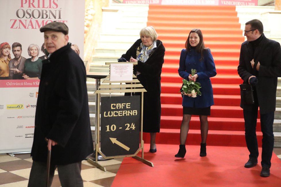 Premiéra filmu Příliš osobní známost: Po skončení promítání pospíchala Eliška Balzerová domů.