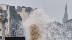 Opatství Mont Saint-Michel odřízl příliv po zatmění Slunce